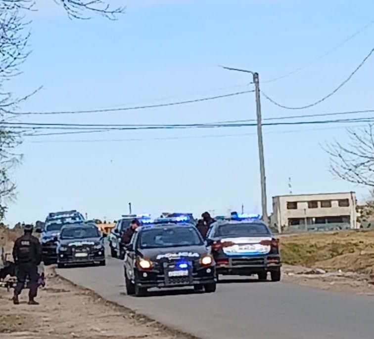 Una pelea que duró un día, diez patrulleros y hasta tiros al aire: domingo de furia en un barrio de Funes